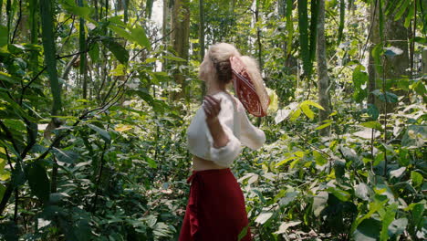 Hermosa-Mujer-Feliz-Bailando-En-El-Bosque-Disfrutando-De-La-Naturaleza-Bailando-Con-Giro-En-La-Exuberante-Selva-Tropical