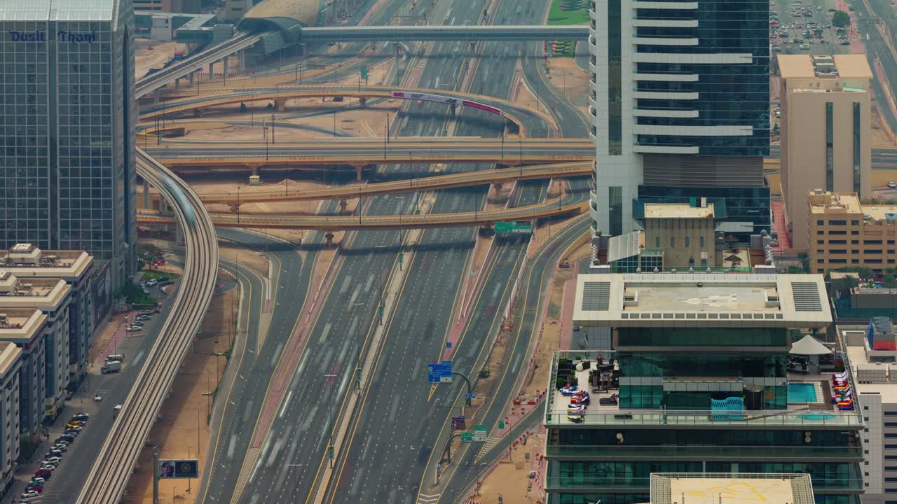 dubai día caluroso tránsito carretera cruce de cerca techo vista superior 4k lapso de tiempo emiratos árabes unidos