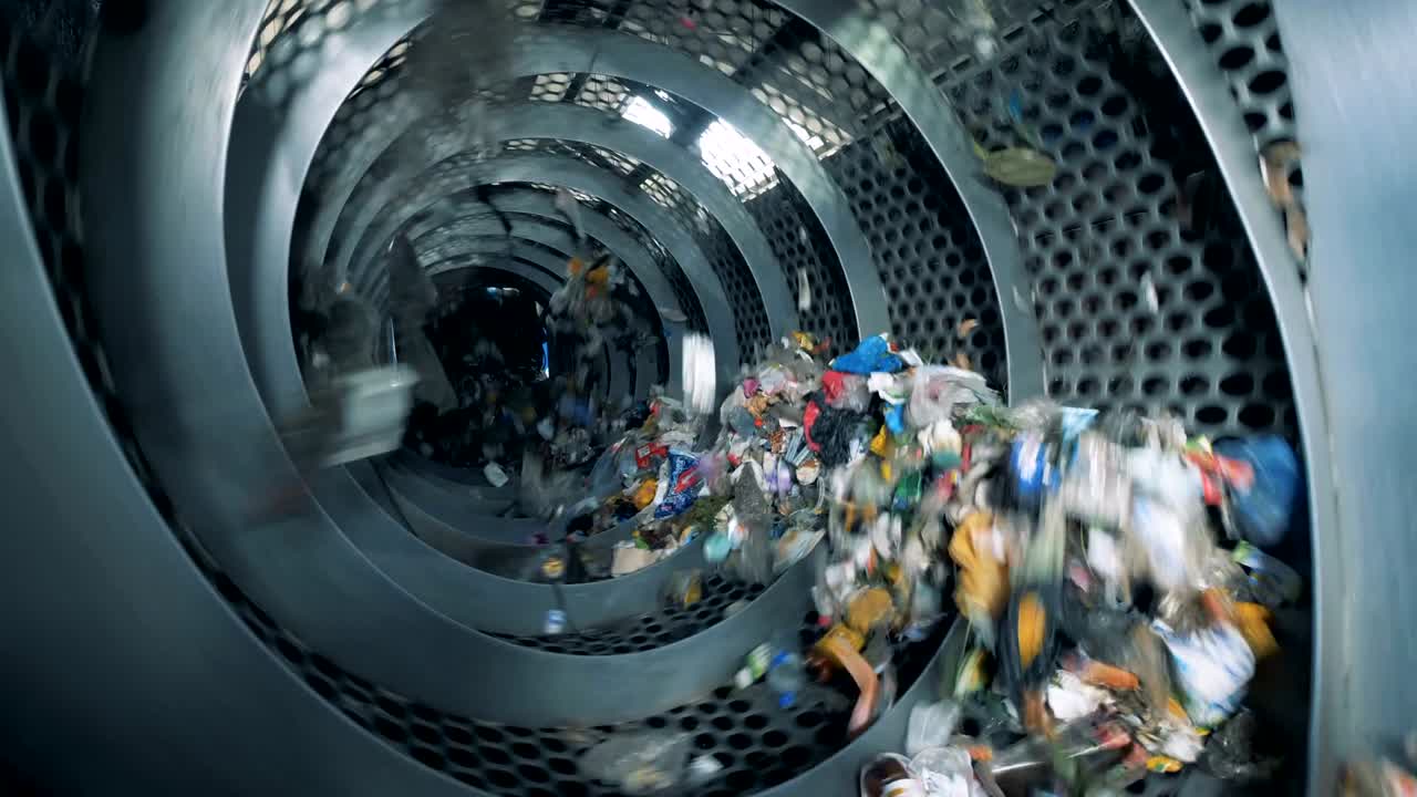 특별한 기계가 쓰레기를 분류합니다.