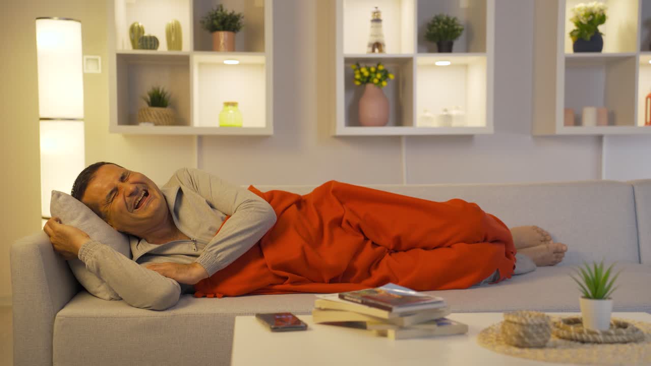 el hombre sonriendo en el sueño.