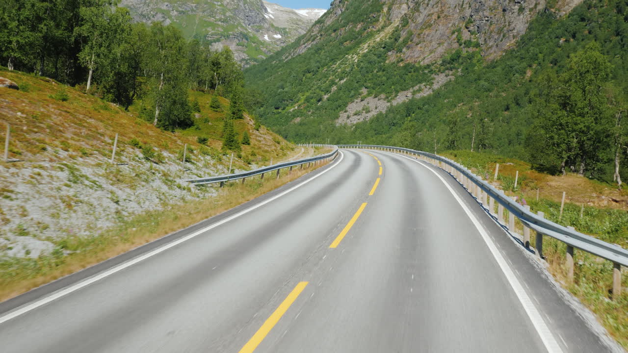 노르웨이 1인칭 시점의 산들 사이의 경치 좋은 길을 따라 가다