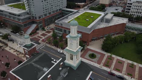 drone sobre la torre del reloj en baltimore