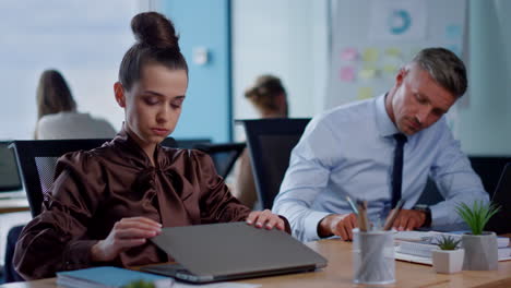 Geschäftsfrau-Schließt-Laptop-Nach-Job-Im-Büro.-Mitarbeiter,-Der-Stress-Bei-Der-Arbeit-Hat