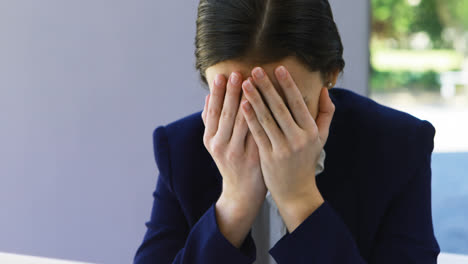 Businesswoman-crying-at-desk-4k