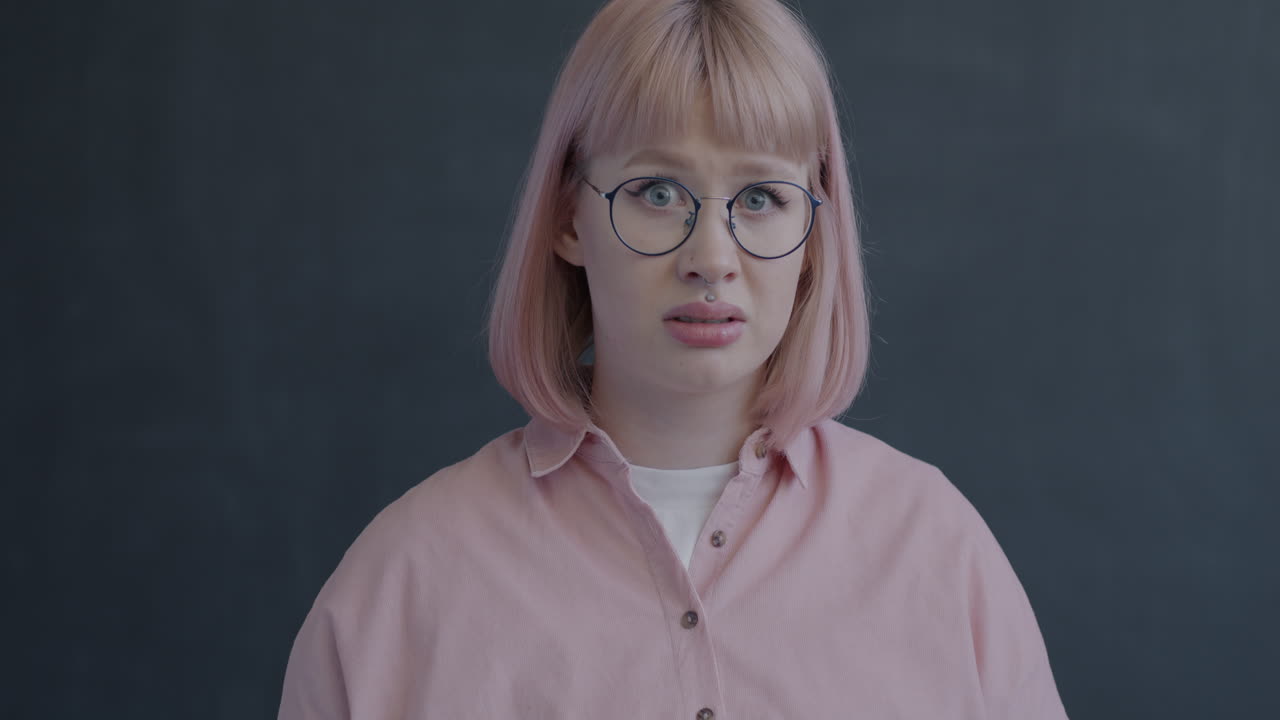 женщина испытывает беспокойство