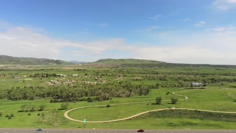 una sartén sobre una carretera local y un club de golf en un día soleado
