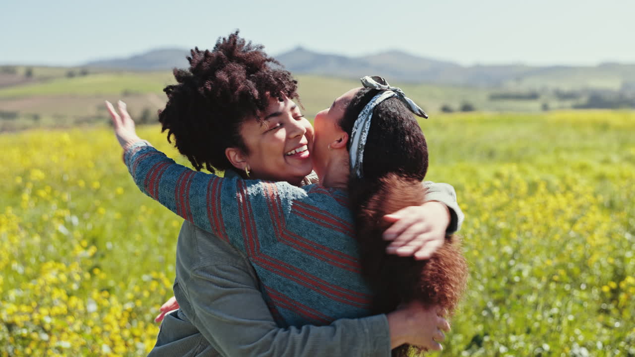 una pareja de lesbianas, sonriendo y las chicas abrazándose en el campo.