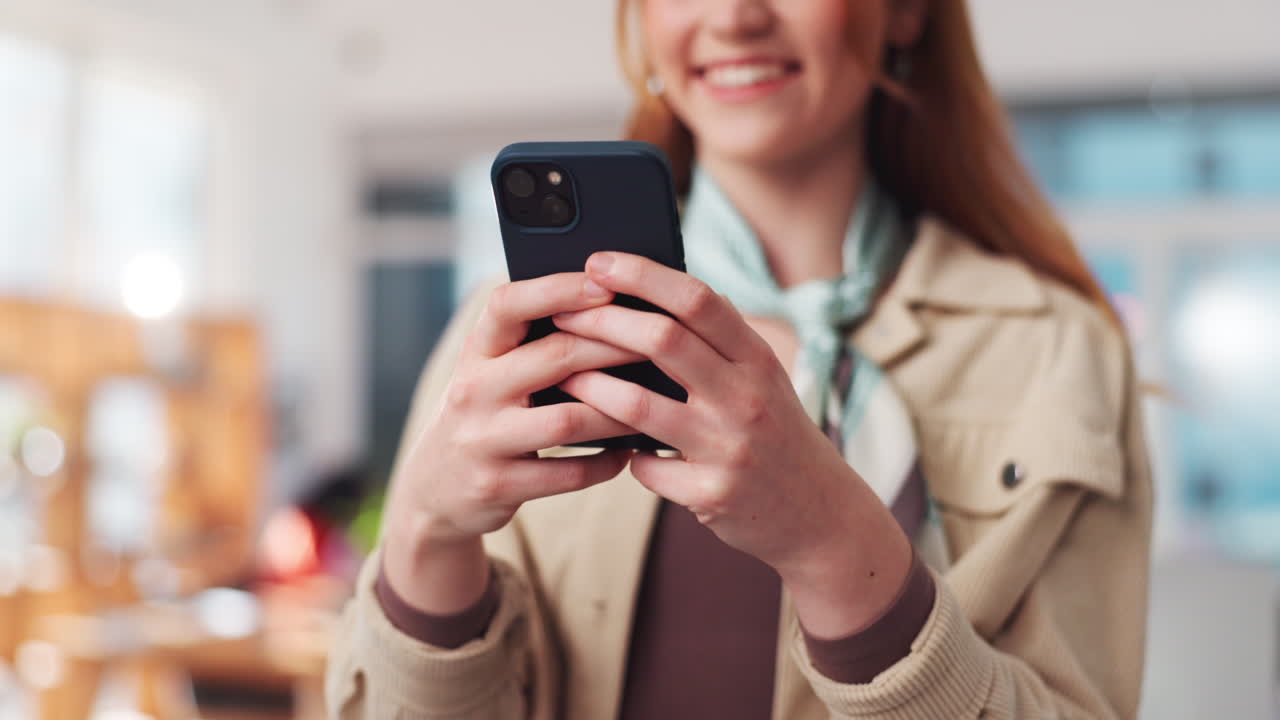Donna che usa lo smartphone