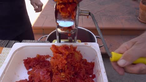 piel de tomate prensada que sale de la máquina de fabricación de salsa de tomate para su eliminación