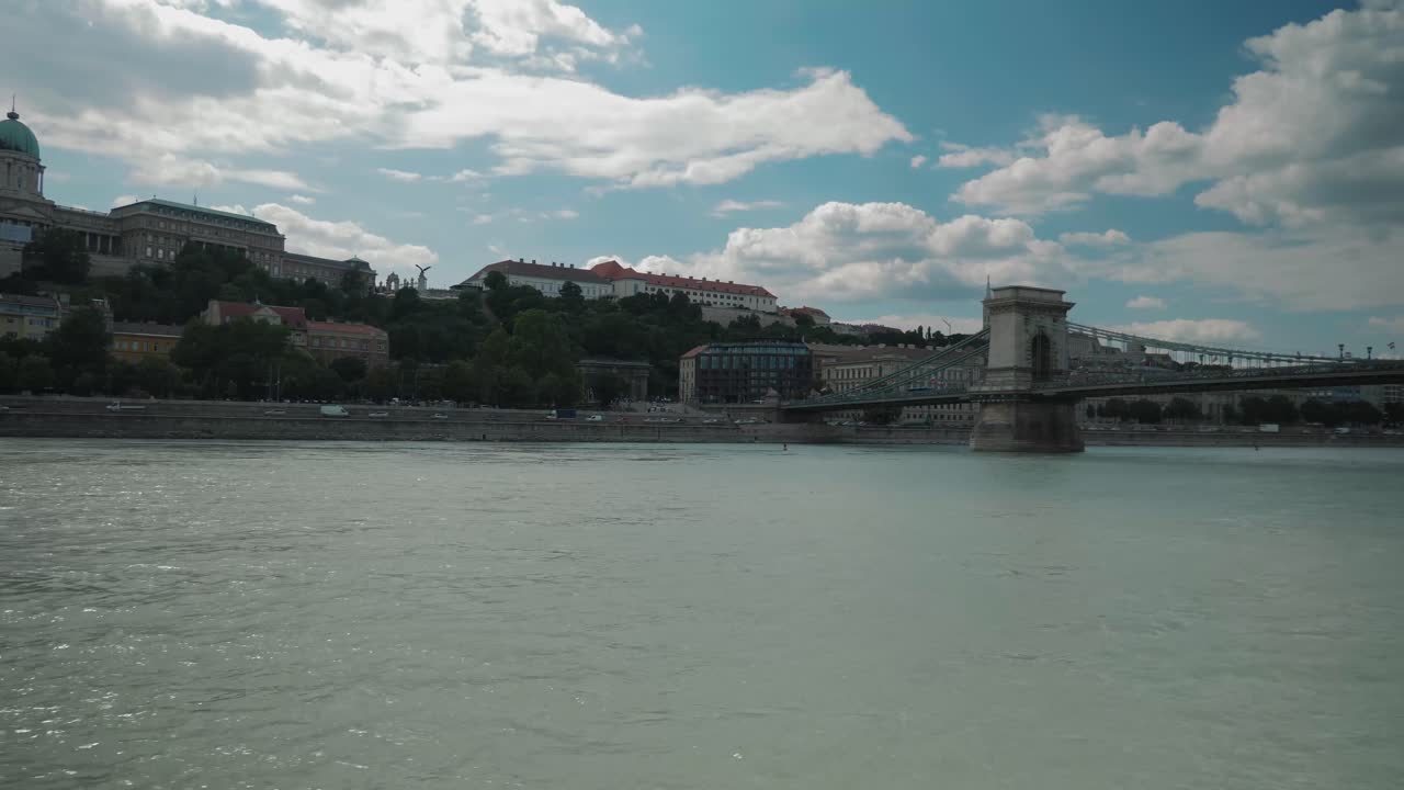 다뉴브를 통한 보트 타기, 여름 오후 부다캐슬을 지나는 사슬 다리 접근