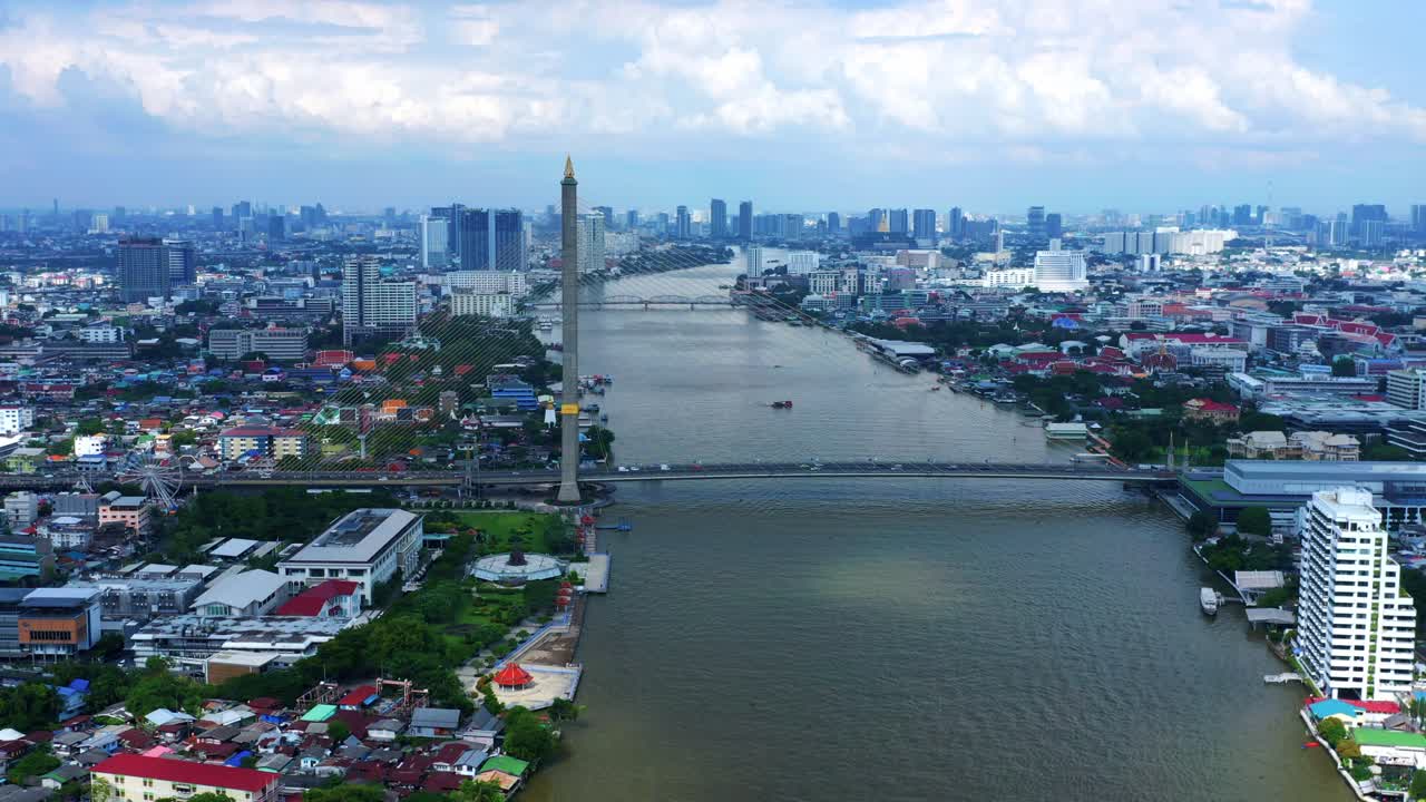 Vista Aérea de Carros Atravessando a Ponte Rama VIII sobre o Rio Chao Phraya em Bangkok, Tailândia