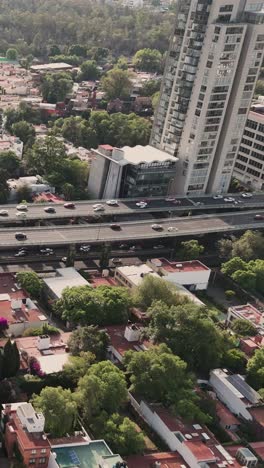 Vista-Vertical-En-Cámara-Lenta-Del-Tráfico-En-Las-Carreteras-De-La-Ciudad-De-México