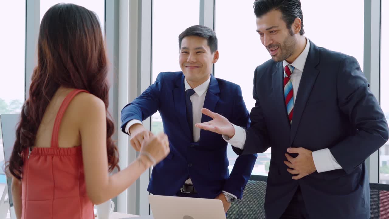 취업 면접 중 인 구직자 와 관리자 의 만남