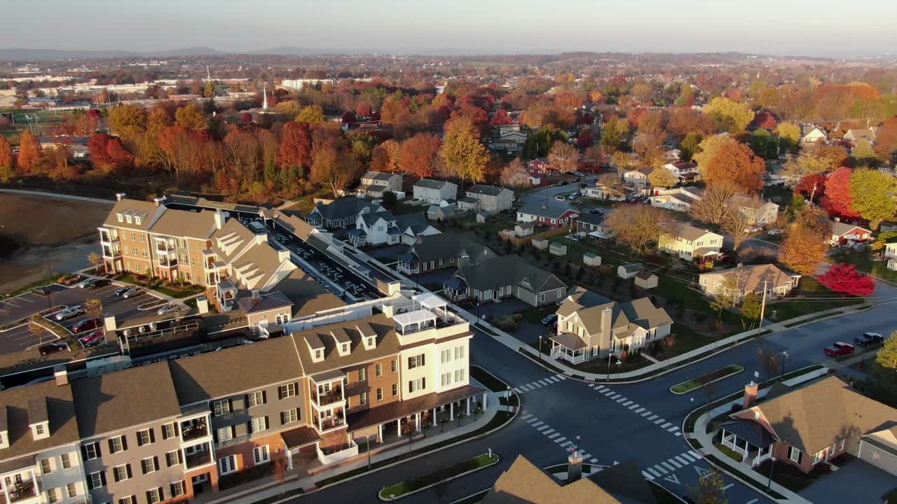 revelación de retroceso aéreo de un gran complejo de viviendas de apartamentos y condominios