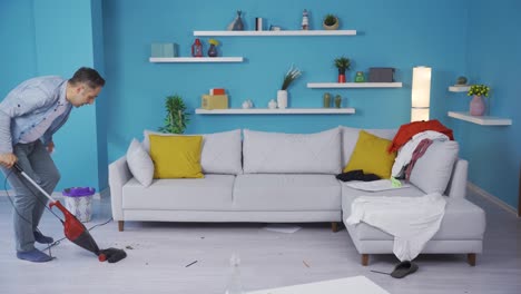 el hombre barriendo la casa.