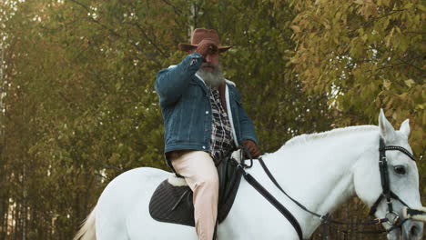 hombre montando a caballo en la granja