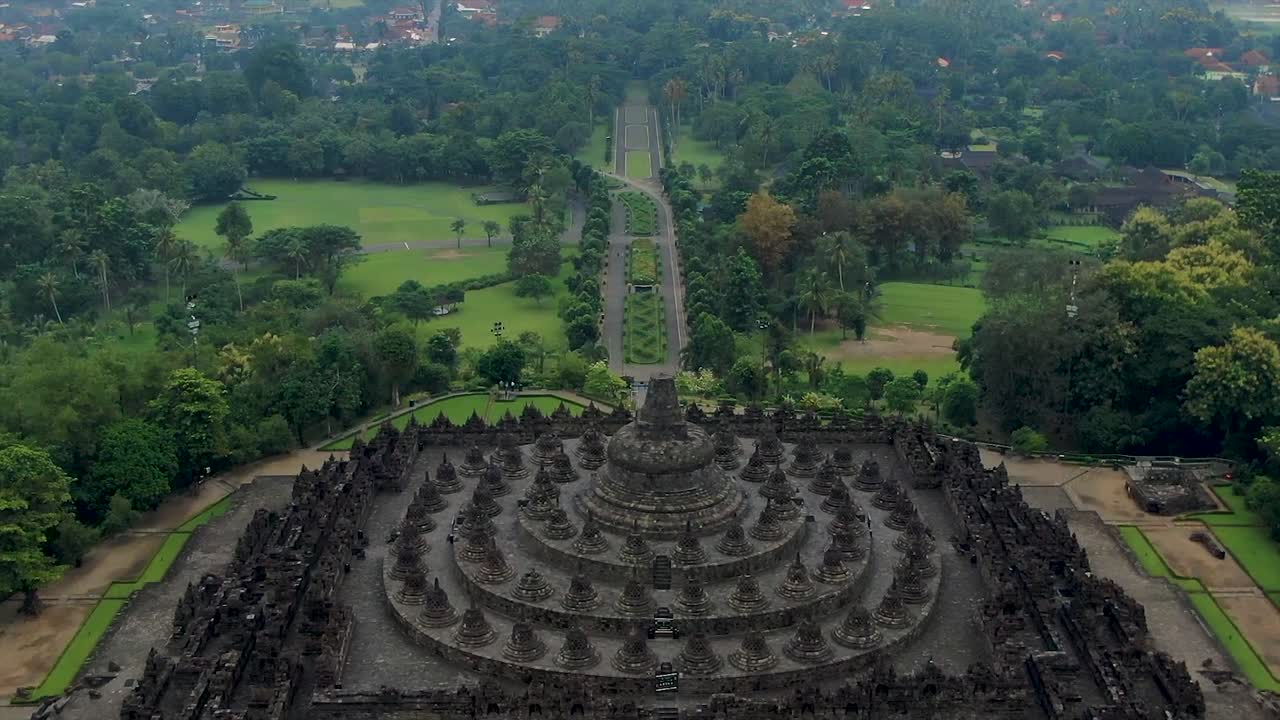 Magnifico antico tempio buddista di Borobudur, Java, Indonesia, ripresa aerea in dolly out