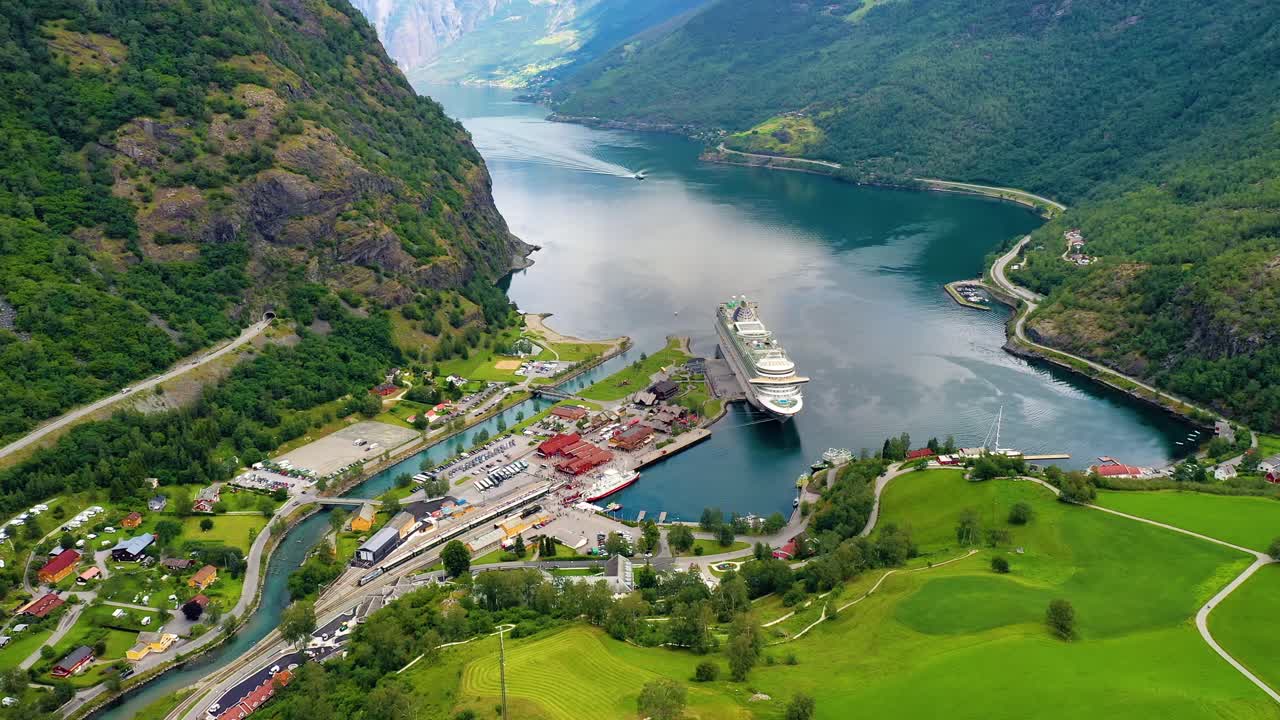 aurlandsfjord는 새벽에 불꽃의 도시입니다.