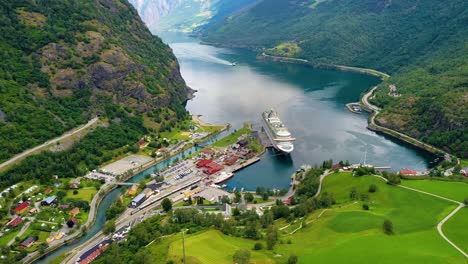 Ciudad-De-Flam-En-Aurlandsfjord-Al-Amanecer.