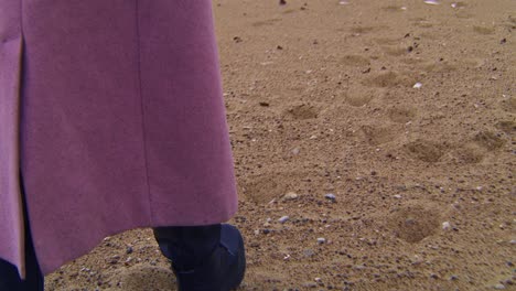 mujer caminando por una playa