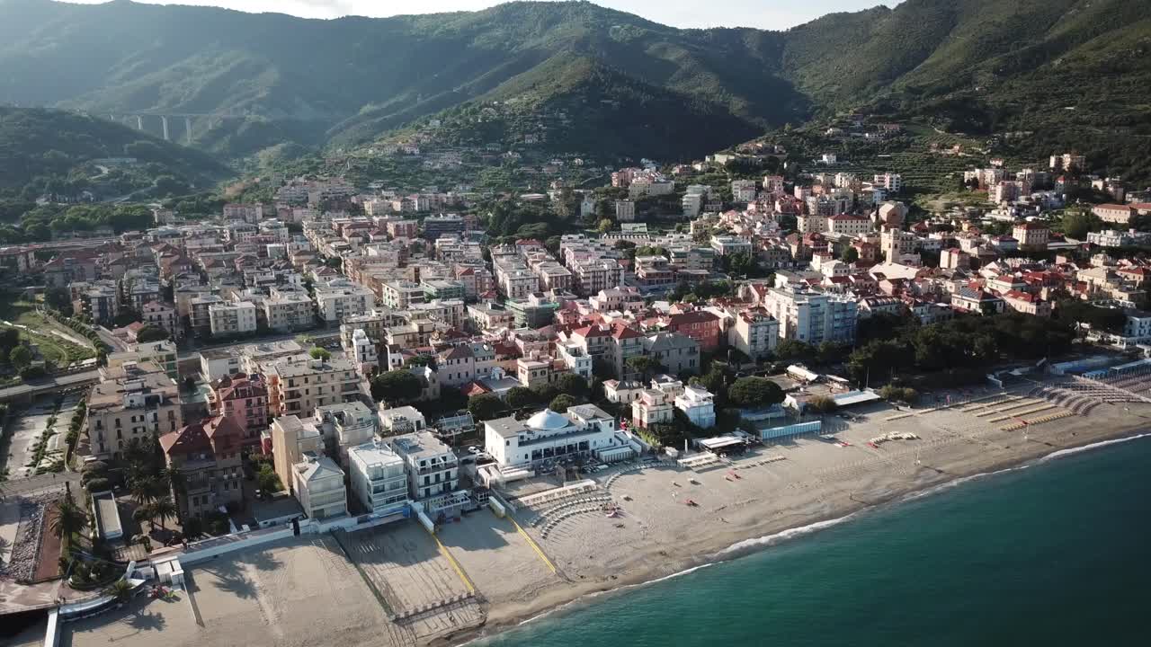 Città vicino al Mediterraneo con una spiaggia sabbiosa.