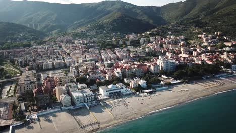 ciudad junto al mediterráneo con una playa de arena
