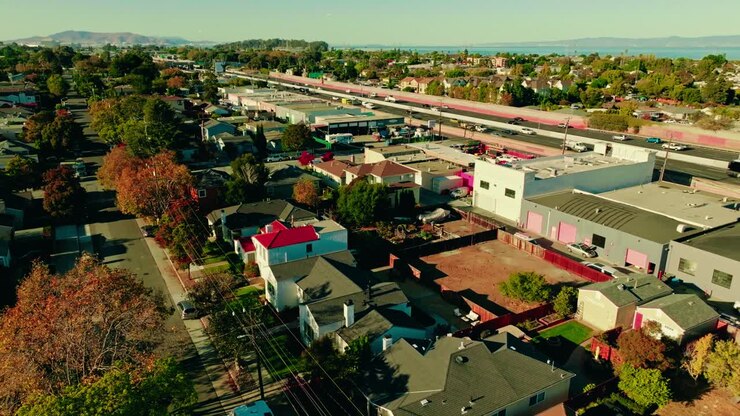 Ripresa aerea cinematografica nei sobborghi di San Francisco, California, America.