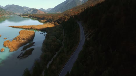 Pintoresco-Idílico-Cañón-Del-Río-Del-Valle-De-La-Montaña-Otoñal-Con-Agua-Azul-Fresca-En-Los-Alpes-De-Baviera-Austria,-Fluyendo-Por-Un-Hermoso-Bosque-A-Lo-Largo-De-Los-árboles-Cerca-De-Sylvenstein-Speicher-Y-Walchensee