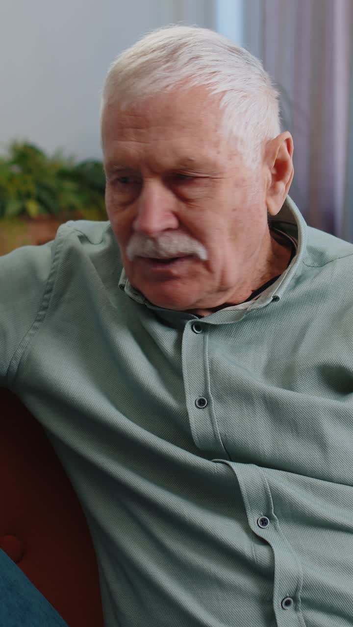 Trist ensom eldre mann hjemme lider av konkurs, syk, deprimert, føler seg dårlig, utbrenthet, krise