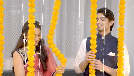 una pareja linda decorando la casa para diwali