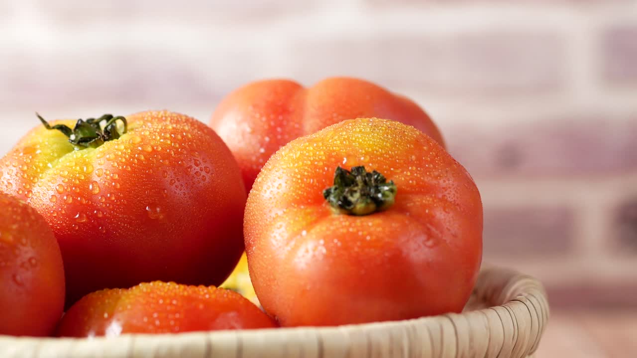 바구니에 담긴 신선한 토마토