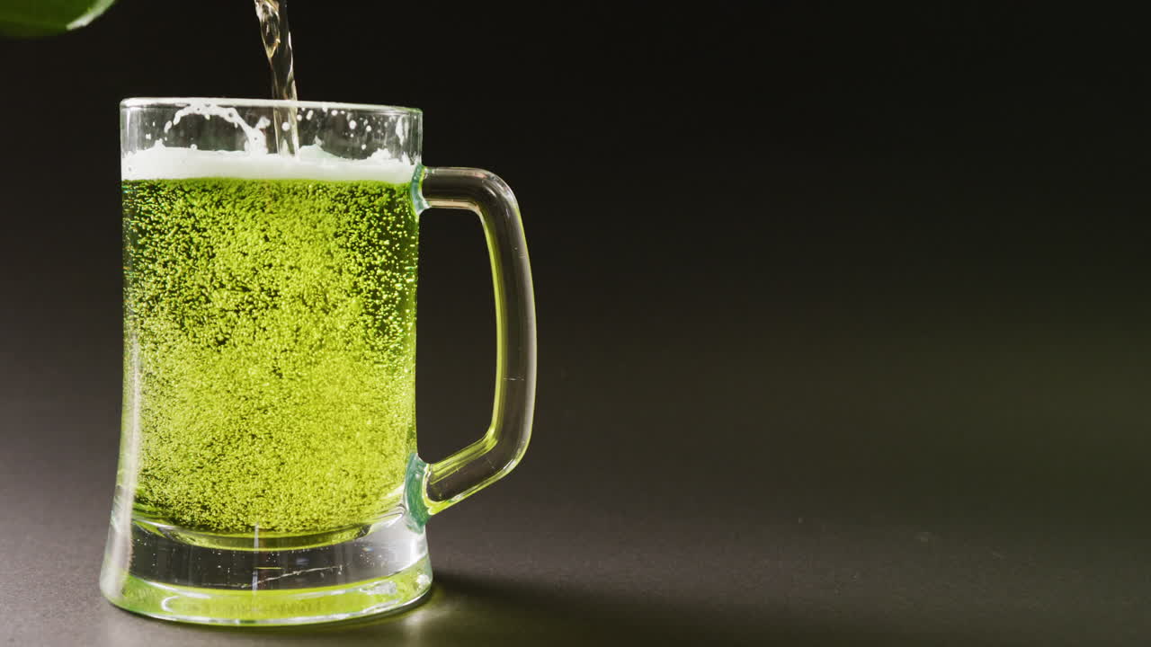 video del día de san patricio un vaso de cerveza verde con espacio de copia sobre un fondo gris.