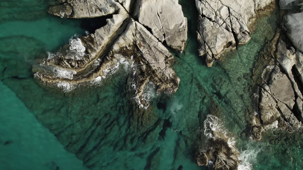 Bellissime pozze di marea blu turchese nel Mediterraneo