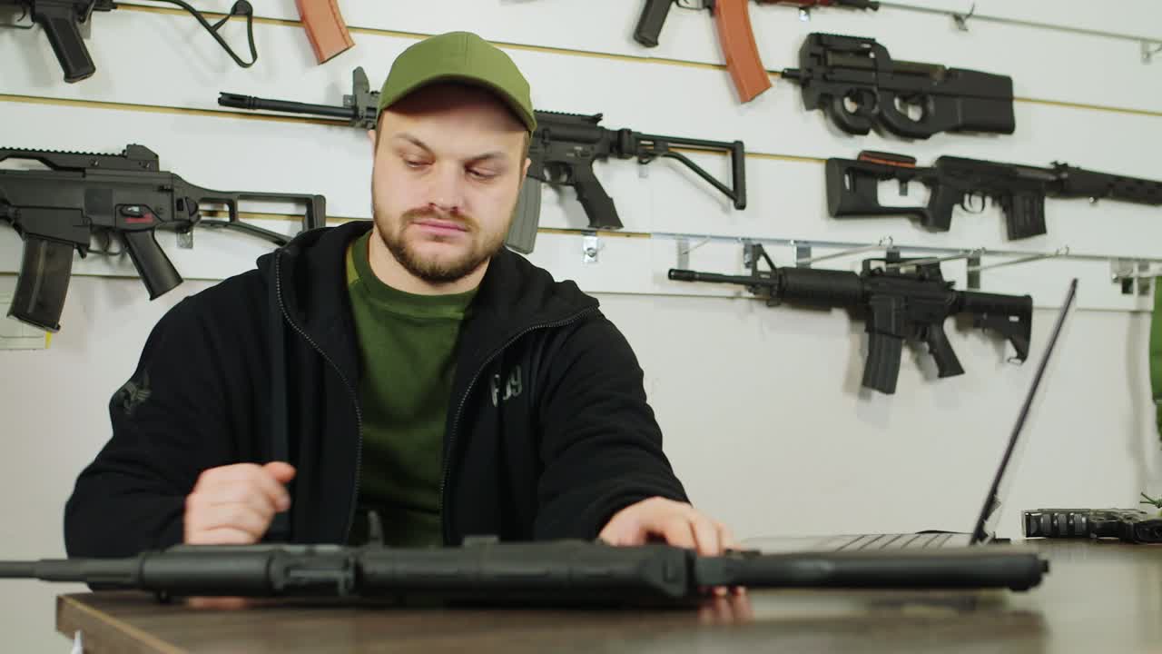 мужчина за прилавком в оружейном магазине 1