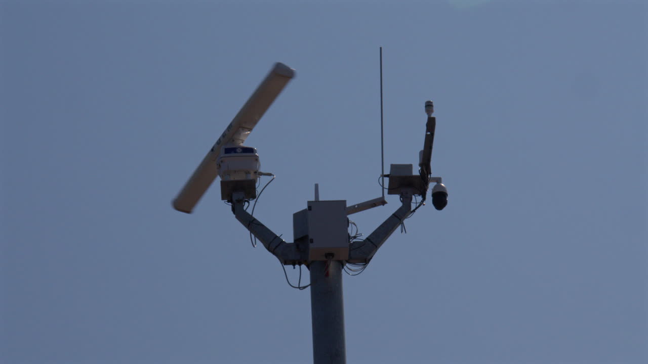 Campo lungo del radar sull'albero del sistema di monitoraggio costiero a Trafalgar Point, molo in pietra a Morecambe