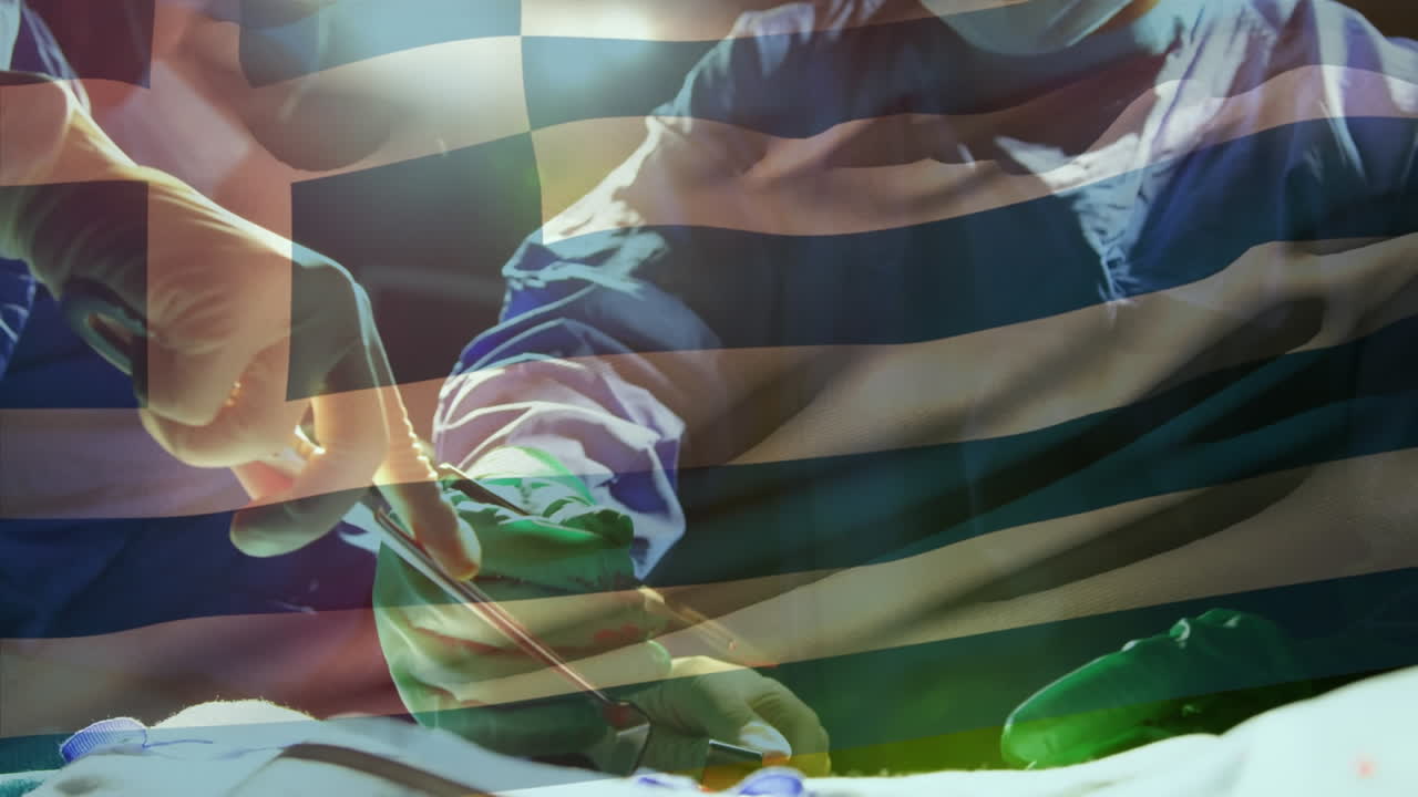 animación de agitar la bandera de grecia contra un equipo de diversos cirujanos que realizan una operación en el hospital