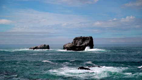 vista de cerca de las olas del océano en la costa pacífica de california