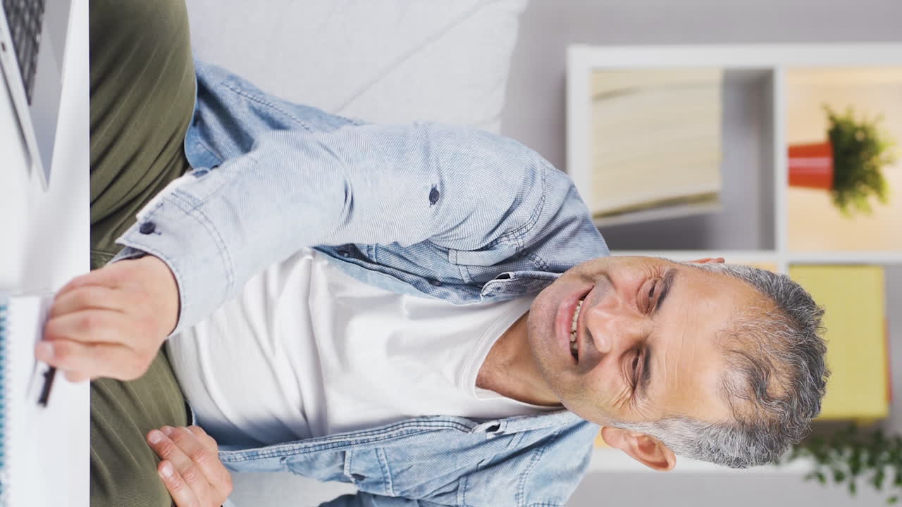 vídeo vertical del hombre fracasado.