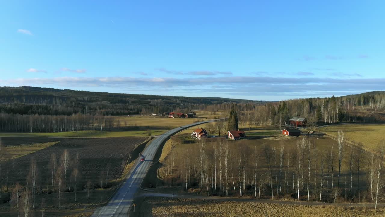 disparo de un dron sobre una carretera rural en suecia en invierno sin nieve
