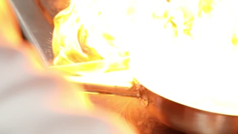 un jefe cocina comida en una parrilla cerca de la toma, inserción de la toma