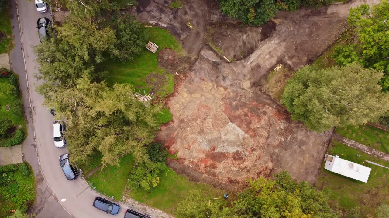 Sitio de excavación fangoso en un distrito residencial de la ciudad de Riga, vista aérea cenital