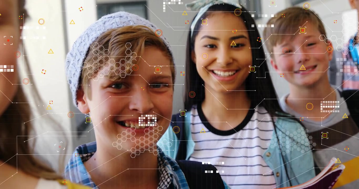 Vier klasgenoten betreden schoolhal, overlay scant gezichten en benadrukt meisje dat naar voren stapt.