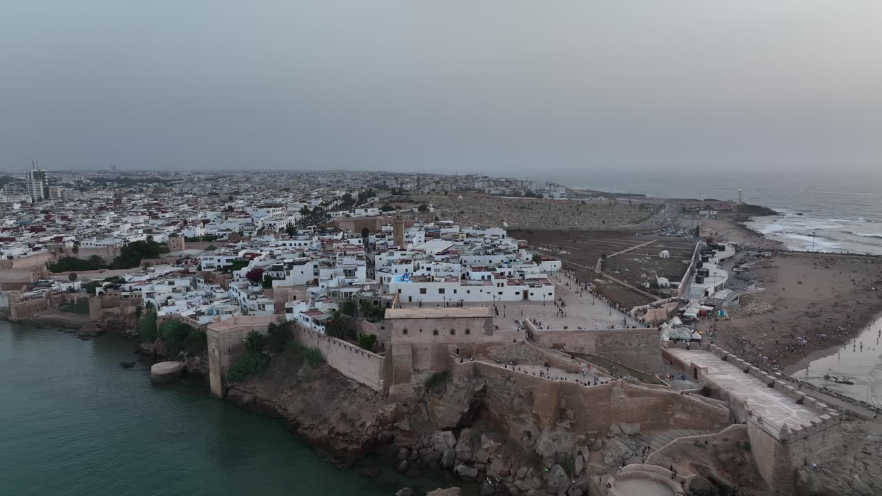 Udforsk Rabat, Lysets By, Marokkos hovedstad. Fra Hassan-tårnet til Kasbah of the Udayas og Atlanterhavskysten blander denne UNESCO-by historie, modernitet og tidløs charme