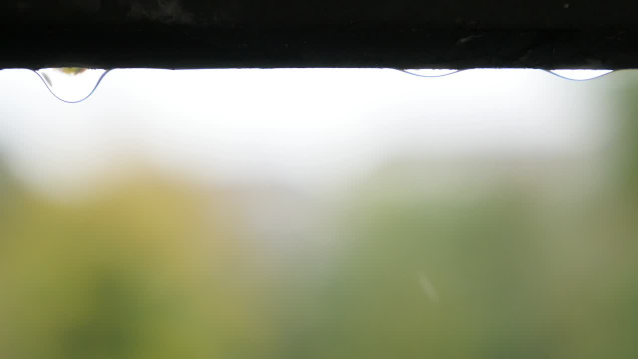 지붕에서 떨어지는 방울 - 클로즈업 자연 야외 4k