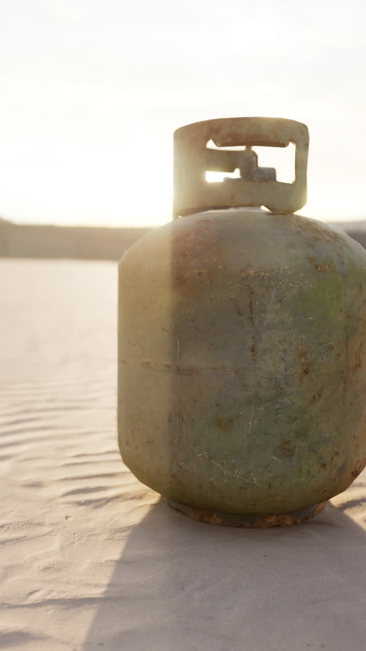 Réservoir de propane rouillé dans un paysage désertique
