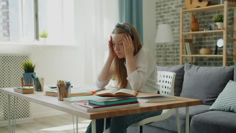 una adolescente que estudia en casa