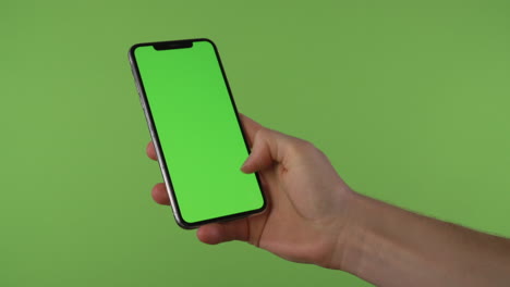 Deslizamientos-De-La-Mano-Para-Aceptar-La-Llamada-En-El-Teléfono-Con-Croma-Verde-Frente-A-La-Pantalla-Verde