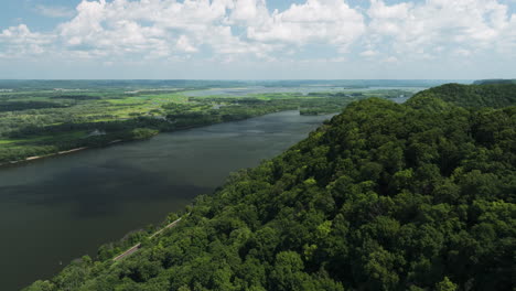 Paisaje-Del-Parque-Estatal-Great-River-Bluffs-En-El-Río-Mississippi-En-Winona,-Minnesota,-Estados-Unidos---Toma-Aérea