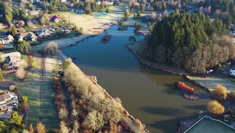 toma aérea de drones de 4k con vista al lago local