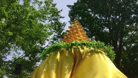 Low-Angle-Shot-Eines-Leeren-Champagnerbrunnens-Mit-Tischdecke,-Die-Im-Wind-Herumweht